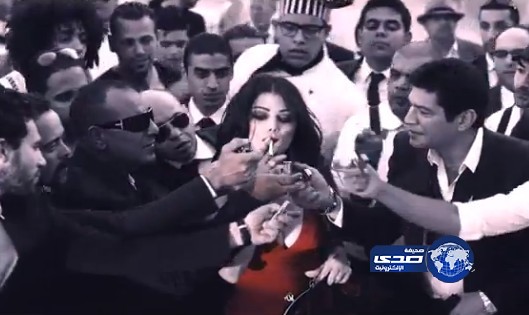 هيفاء وهبي تواصل اطلالتها المثيرة للجدل في اعلان فيلم “حلاوة روح”