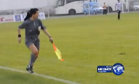بالفيديو:حكمة راية تخطف الأضواء في مباراة من الدوري الصربي