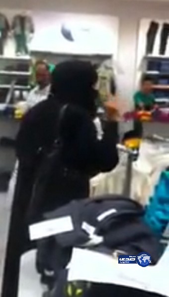 بالفيديو: امرأة تهاجم عضو” هيئة ” حاول مناصحتها بتغطية كامل وجهها