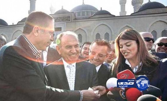 اردوغان يمنح عيدية لصحافية بدل أبيها
