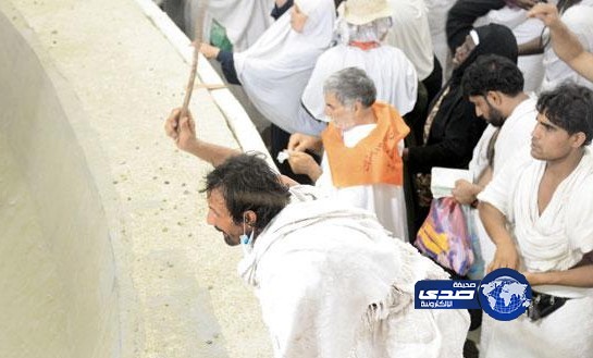 معتقد خاطئ يقود حاجا لضرب الشيطان