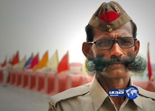 شرطي هندي يعثر على عائلته بعد «24» عاماً بفضل وشم على ذراعه