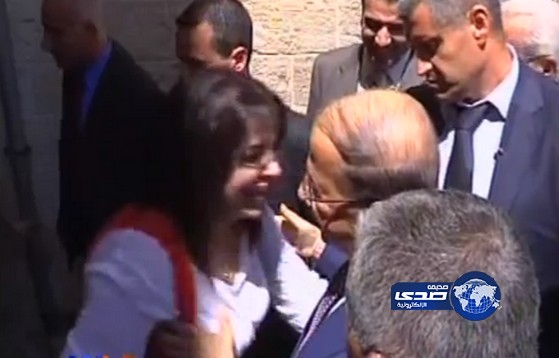 فيديو يضبط “ميشيل عون” وهو يتحسس صدر لبنانية من مؤيديه