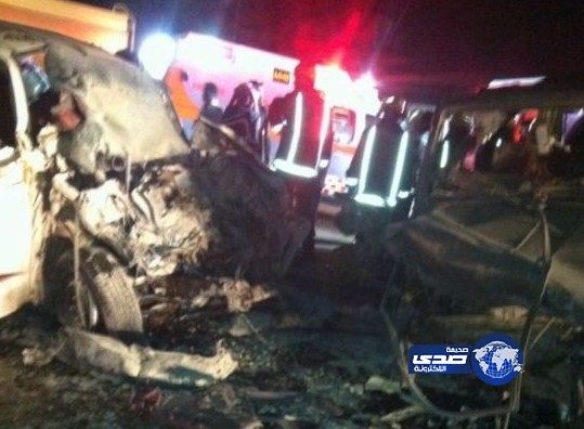 وفاة 6 اشخاص بحادث سير بين سيارتين شرق القريات