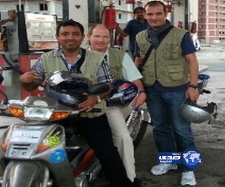 القنصل الفرنسي بجدة يتابع حجاج بلاده على ظهر دراجة نارية