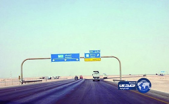 مواطن يعيد فتاة عشرينية لأسرتها بعد أن فقدت بطريق رماح