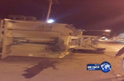 أنفجار اطار شاحنة محملة بالاسفلت يتسبب في انقلابها بأملج