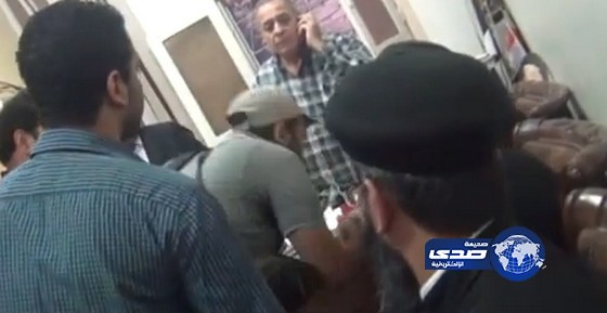فيديو.. طرد قناة(الجزيرة) من كنيسة العذراء بمصر والمراسل يقبل يد القس