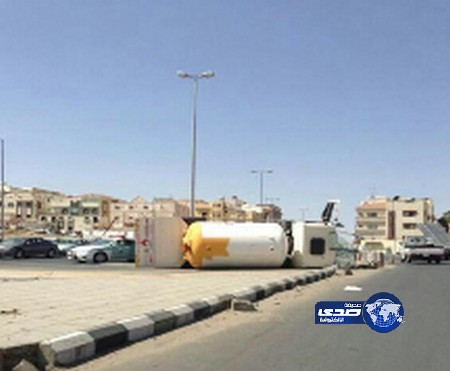 استنفار أمني بسبب انقلاب ناقلة غاز بالطائف (صور)