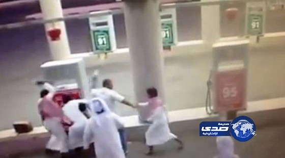 فيديو.. شبان يعتدون بالضرب على عامل محطة بنزين