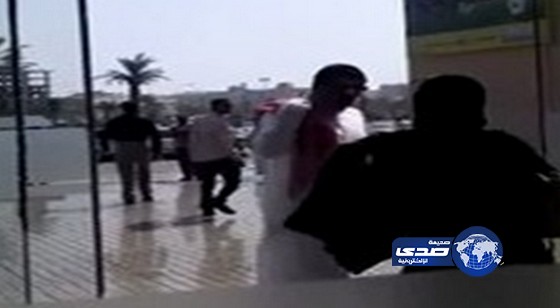 بالفيديو .. شبان يعتدون على فتيات في مجمع تجاري بالشرقية