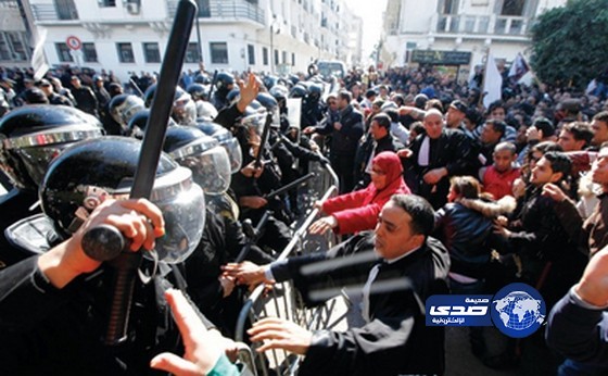 آلاف التونسيين يتظاهرون للمطالبة بإسقاط الحكومة