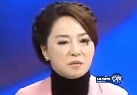 بالفيديو.. مذيعة تسقط رموشها الاصطناعية على الهواء