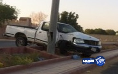 نجاة سائق “ددسن” علقت في أحد أعمدة الإنارة بالخرج