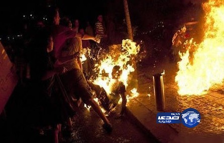 إسرائيلي يشعل النار بنفسه ويصيب 6 أشخاص بحالات اختناق