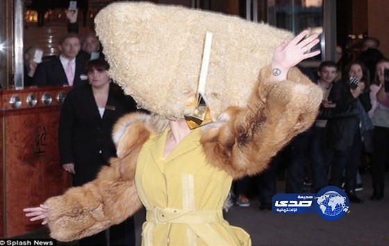 لوك غريب جدا للمطربة العالمية ليدي غاغا