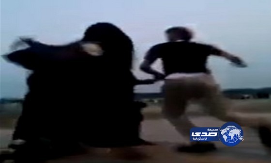 فيديو:فتيات يضربن شاباً على كورنيش جدة