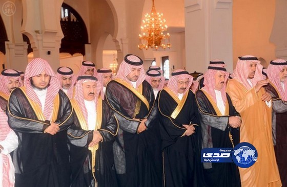 نائب أمير الرياض يؤدي صلاة الميت على الأميرة الجوهرة بنت مشاري