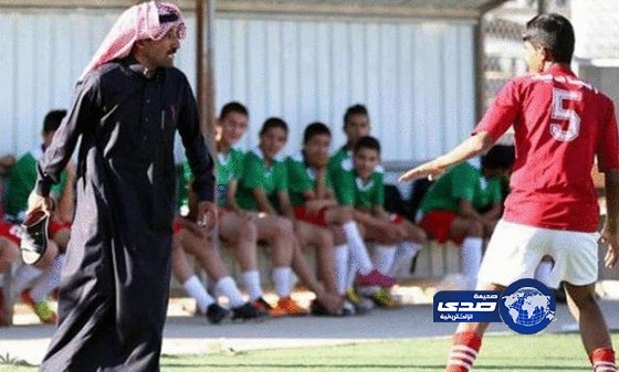 صورة لمدرب اردني بالشماغ  يلحق لاعبه بـالحذاء بعد خسارة فريقه!