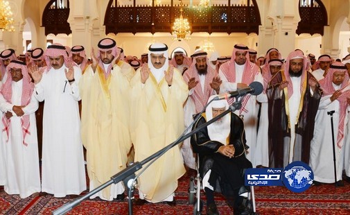 سمو أمير الرياض وسمو نائبه يؤديان صلاة الميت على عبدالإله الرشيد