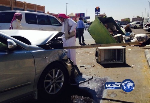 حاويات نفايات تسبب في حادث مروري بتبوك