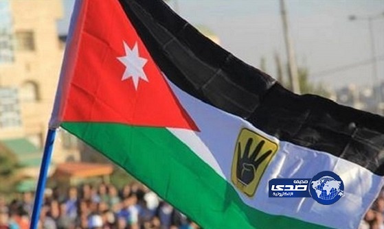 حرب اعلامية بعد وضع الإخوان شعار “رابعة” على العلم الأردني