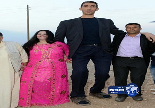 بالصور.. أطول رجل في العالم يتزوج بشابة سورية