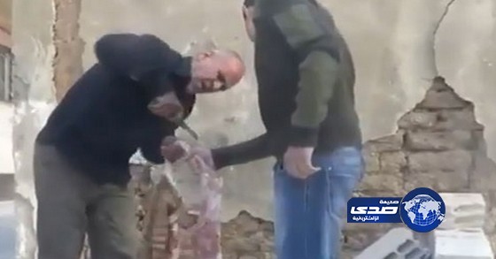 بالفيديو.. سورى محاصر يأكل قطة بناء على فتوى تجيز لهم  أكل القطط والحمير والكلاب