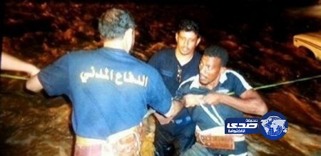 إصابة مواطن ونجاة إثنين من سيول المجاردة (صور)
