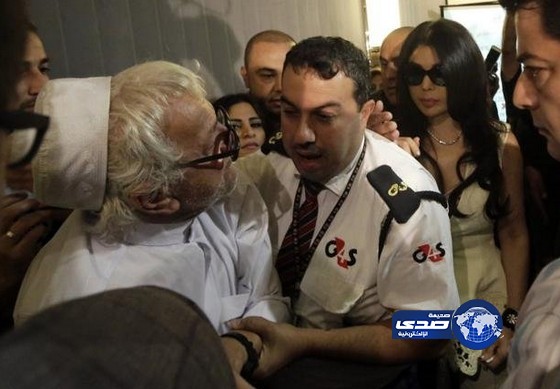 بالصور ..عجوز يعتدى بعكازه على هيفاء وهبى