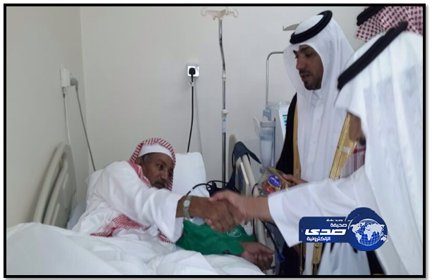 مدير مستشفى القريع بني مالك يعايد المرضى بمناسبة عيد الاضحى المبارك