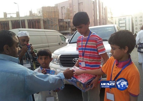 “مغردو مكة” يستقبلون الحجاج بالعصائر والمياه