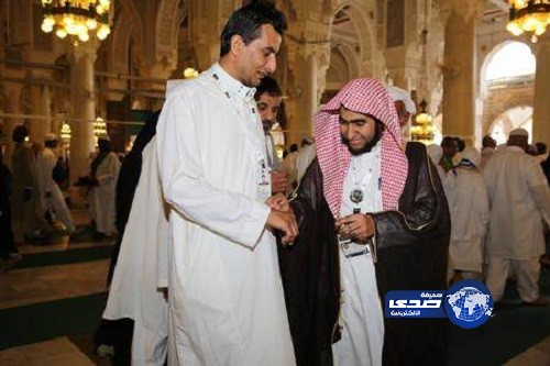 تطييب زوّار المسجد الحرام بدهن الورد الطائفي الفاخر