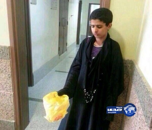 القبض على طفل متسول يرتدي “عباءة” نسائية بالخرج