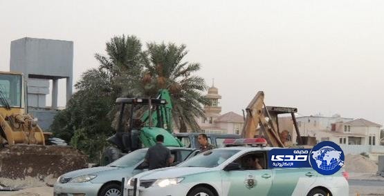 بالصور &#8211; مخمور يصدم صرافاً آلياً و26 سيارة بمدينة العيون بالإحساء