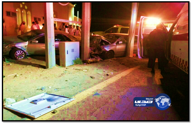 حادث أصطدام سيارتان في عمود ضغط عالي