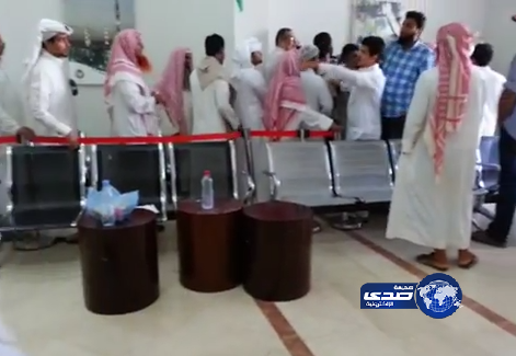 بالفيديو – تدافع وزحام ومشادات في طوابير “أبشر” بـ”أحوال جازان”