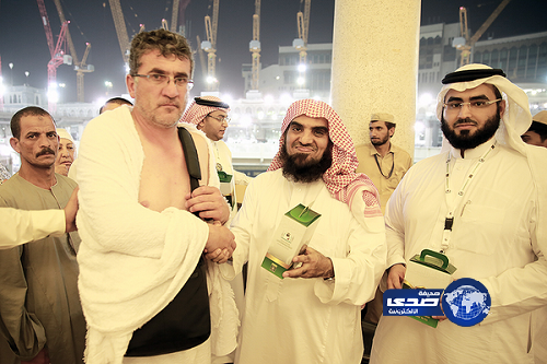 “الوابل” يوزع الهدايا على حجاج بيت الله الحرام