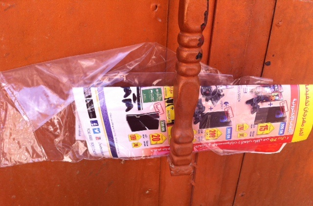 بالصور شركة كبرى بالرياض تخالف قرار منع توزيع المنشورات على المنازل‎