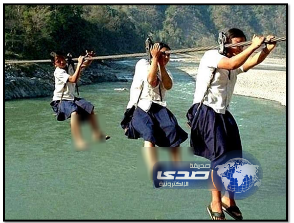 مغردون يتداولون في هاشتاق #تعليق الدراسة هذا الخبر (طالبات نيباليات متوجهات للمدرسة يقطعن النهر عن طريق حبل معلق لإنعدام البنية التحتيه)