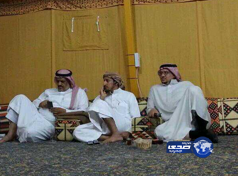 الأمير فيصل بن تركي رئيس نادي النصر في مخيم عامر السلهام يتابع مباراة المنتخب السعودي أما منتخب العراق