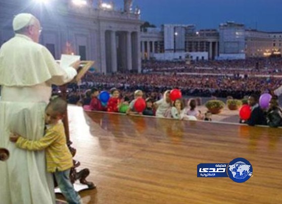 بالفيديو.. طفل يجلس على كرسي البابا ويرفض النزول ليضعه في موقف محرج