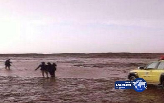 انقاذ 10 اشخاص من عائلة واحدة علقت سيارتهم في سيول رفحاء