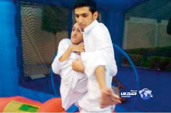 ممرض يحقق أمنية معاق بالقفز بالألعاب الهوائية