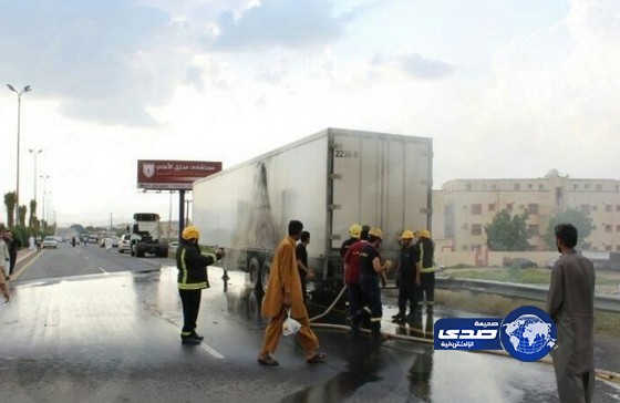 الدفاع المدني يسيطر على حريق شاحنة بمحايل عسير