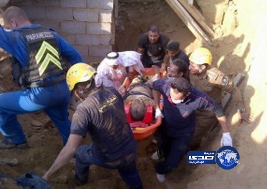رفع الأنقاض عن عامل انهار عليه سور أثناء عمله في حفر خزان ارضي