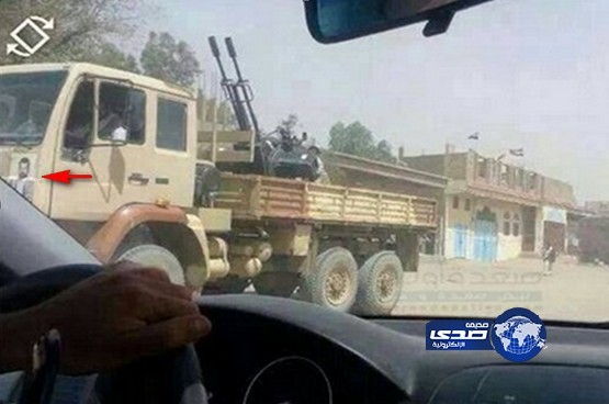 عربات للجيش بمعية حوثيين تتجول في مدينة صعدة وعليها صورة حسين الحوثي