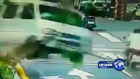 بالفيديو .. سائق دراجة يتفادى سيارة “طائرة” ويواصل سيره بهدوء