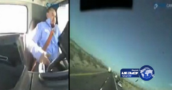 بالفيديو.. سائق شاحنة يصدم ثلاث سيارات شرطة ويقتل ضابطاً خلال تصفحه الفيسبوك