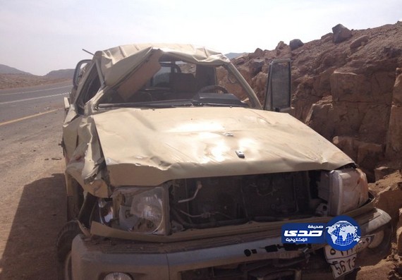 بالصور: نجاة سائق “شاص” من الموت في حادث انقلاب على طريق تبوك ـ الحرة